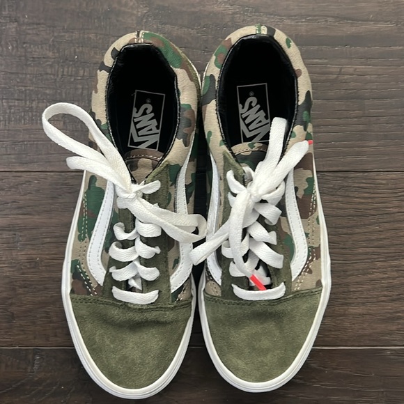 VANS, “off the wall” kids shoe, Size 3, army green suede and camo design - Picture 2 of 6